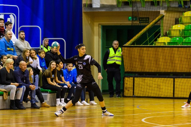 Edyta Byzdra rzuciła połowę bramek dla Handball JKS Jarosław.