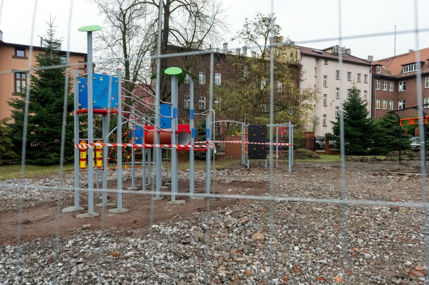 W Bytomiu trwa budowa nowego placu zabaw i strefy sportowej...