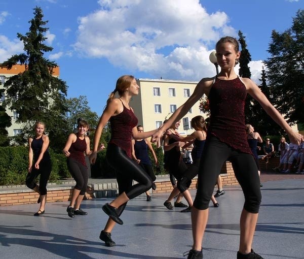 Taneczno-wokalne zakończenie wakacji w wykonaniu Studia Tańca i Ruchu FRAM tuż obok tarnobrzeskiej fontanny.