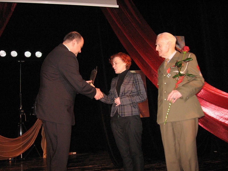 Nagrody wręcza laureatom prezydent Radomia.