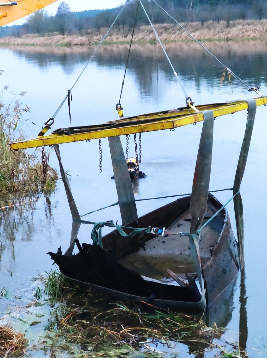 Nowogród. Z dna rzeki Narew wyłowiono radziecką łódź. Trafi ona do Muzeum Wojska w Białymstoku (zdjęcia) 