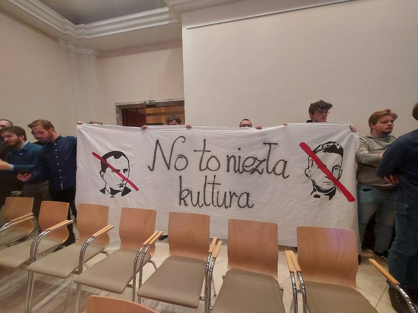 Spotkanie z Oksaną Zabużko zerwał protest Młodzieży...