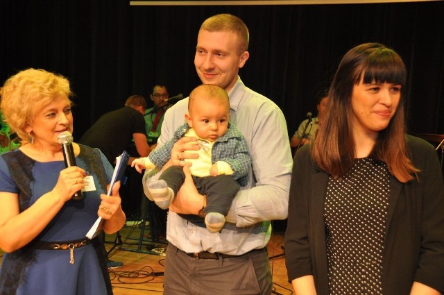 Mały Aleksander Sukiennik z rodzicami na scenie Samorządowego Centrum Kultury w Sędziszowie. To dla niego był ten koncert.