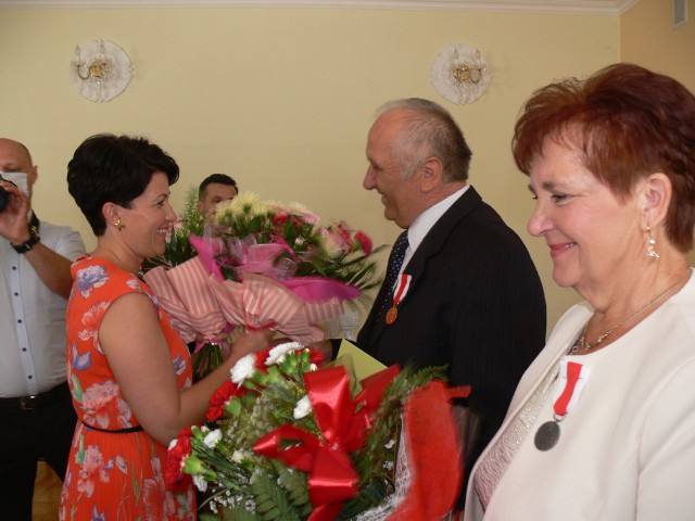 Wyróżnieni rodzice odebrali pamiątkowe medale, listy gratulacyjne i kwiaty. Słowa podziękowania w stronę rodziców skierowała burmistrz Koprzywnicy Aleksandra Klubińska.