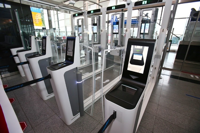 Automatyczne bramki kontroli granicznej na lotnisku we...