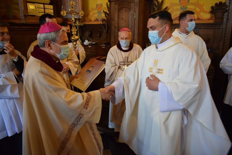 Diecezja sandomierska ma pięciu nowych kapłanów. Uroczyste święcenia w katedrze z udziałem rodzin [DUŻO ZDJĘĆ]