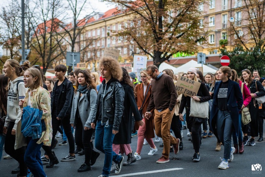 Młodzieżowy Strajk Klimatyczny w piątek w Szczecinie. Zmiany w komunikacji miejskiej i utrudnienia w ruchu