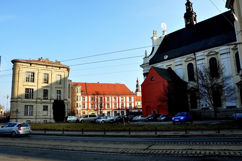 Odrapane ściany obok imponujących gmachów. Będzie remont?