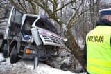 Śmiertelny wypadek w Pyskowicach: Ciężarówka uderzyła w drzewo. Nie żyje kierowca [ZDJĘCIA + WIDEO]