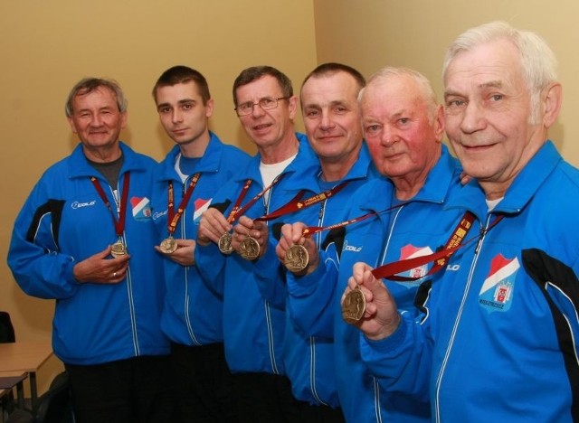 W rzymskim maratonie wystartowało sześciu biegaczy z Miedzyrzecza: od lewej - Andrzej Frabiński, Marcin Dąbrowski, Zygmunt Bogacz, Zbigniew Rosół, Stanisław Skrzek i Bronisław Kalisz.