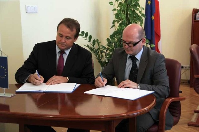 Umowę na budowę centrum podpisali Tomasz Śmietanka, burmistrz Kozienic i Ryszard Stompór, prezes Rosa-Budu.