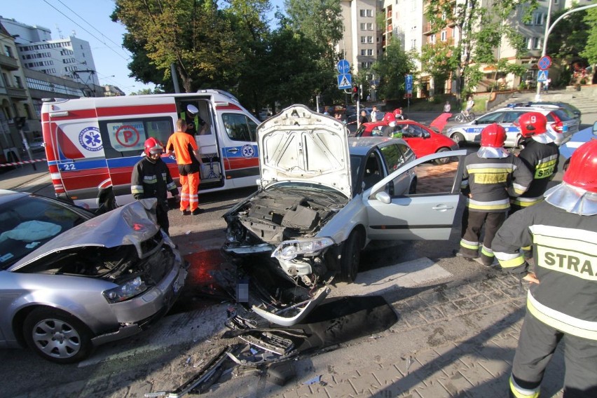 Wypadek trzech samochodów na Powstańców Śląskich. Dwie osoby ranne