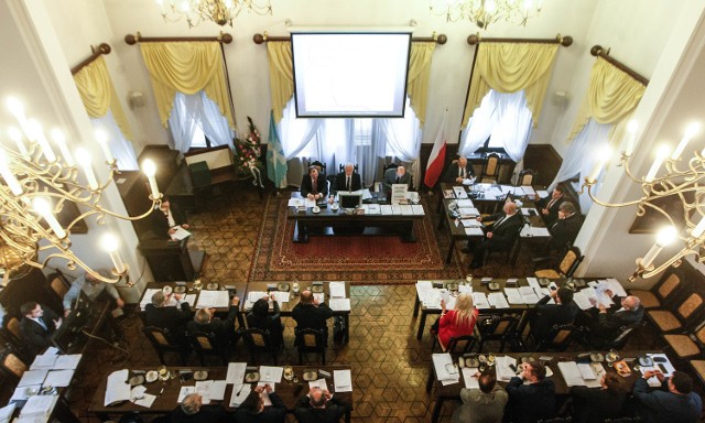 W tej chwili w 25-osobowej radzie miasta większość mają prezydencki Rozwój Rzeszowa i PO, które łączy umowa koalicyjna.