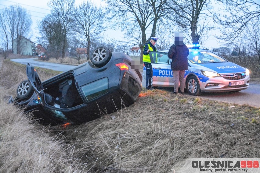 Golf dachował pod Oleśnicą. Jedna osoba ranna (ZDJĘCIA)