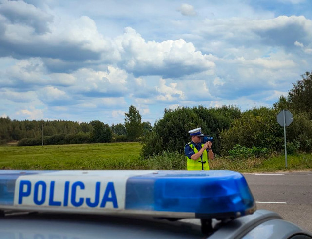 50-latek z sądowym zakazem pędził 149 km/h. Okazało się, że był poszukiwany