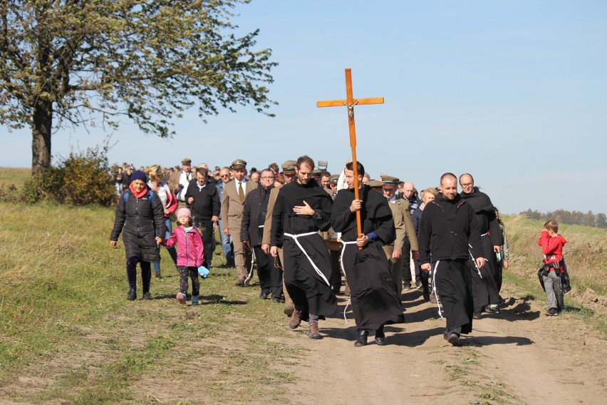 Wierni procesyjnie przenieśli figurę Matki Bożej Fatimskiej...