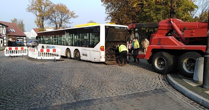 Awaria sieci wodociągowej w Ustce. Woda podmyła fragment...