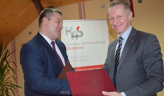 Zadowolony wójt Moskorzewa Andrzej Walasek (z lewej) ze Sławomirem Podkówką, dyrektorem Izby Administracji Skarbowej w Kielcach.