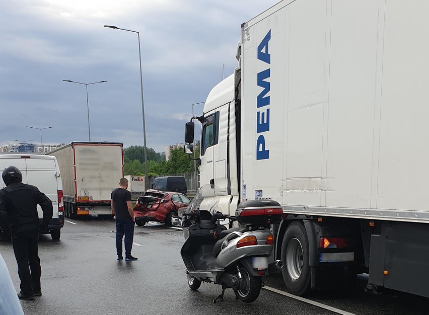 Wypadek na A4 w Katowicach ZDJĘCIA Austostrada A4 stała na odcinku kilku kilometrów. Korek sięgał Mysłowic