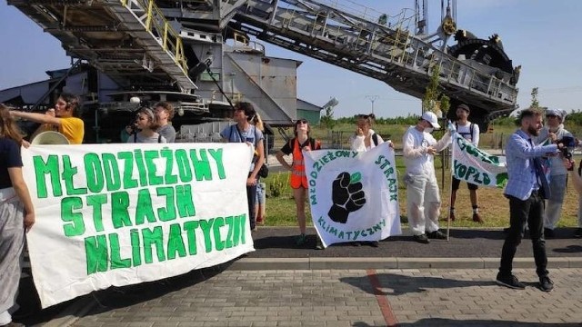 Młodzieżowy Strajk Klimatyczny odbywa się w sobotę w Kleczewie w powiecie konińskim. Młodym ekologom udało się przedrzeć na teren kopalni Tomisławice.Przejdź do kolejnego zdjęcia --->