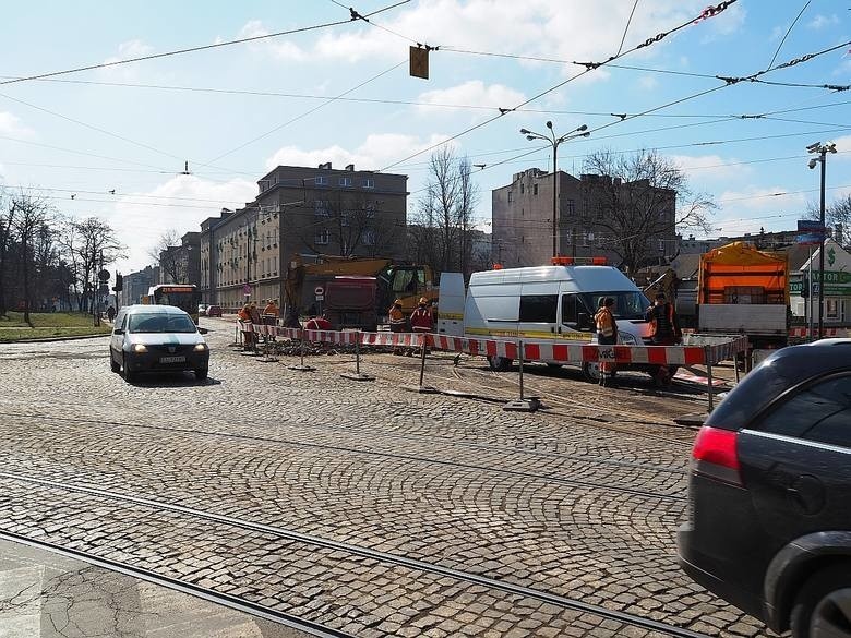 Remont skrzyżowania ulic Przybyszewskiego i Kilińskiego. Postęp prac. ZDJĘCIA