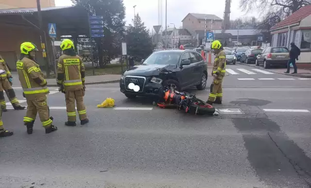 Zderzenie motocykla i auta osobowego na ul. Dembowskiego w Wieliczce. Wypadek spowodował bardzo duże utrudnienia w ruchu