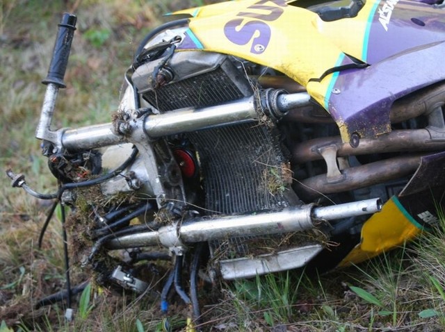 Młody motocyklista trafił do szpitala z ciężkimi obrażeniami nóg.