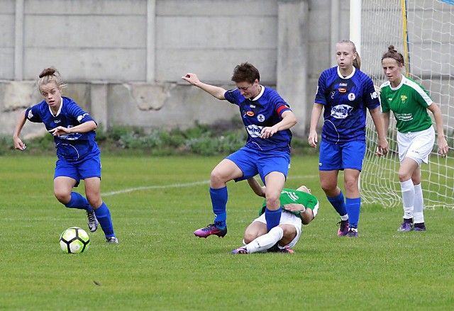 Olga Zubczyk w ostrym starciu z rywalką z Górnika Łęczna. Lekki uraz charakterystyczny dla futbolu mężczyzn