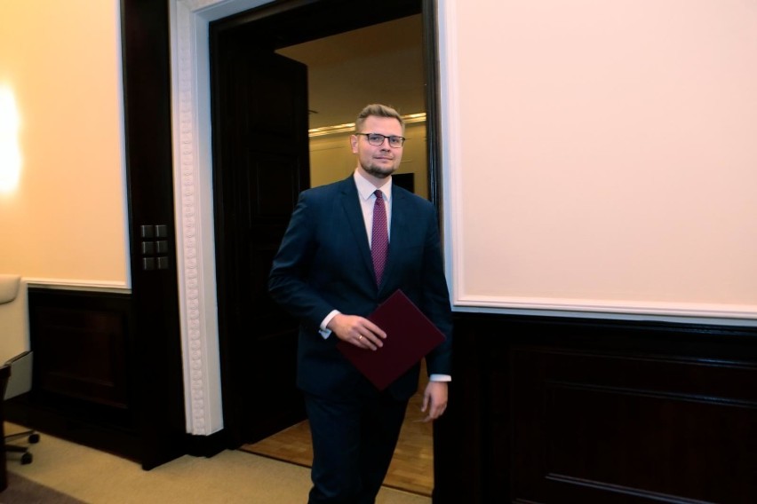 Koronawirus w Polsce. Minister środowiska Michał Woś zakażony koronawirusem. "Czuję się dobrze"