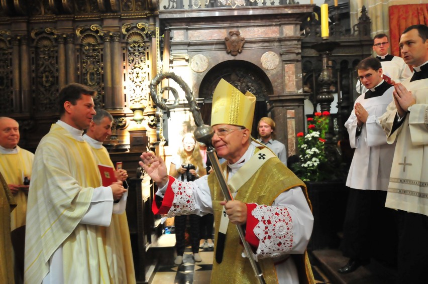 Kraków. Msza Krzyżma Świętego w wawelskiej Katedrze. Abp Jędraszewski mówił o atakach na Chrystusa [ZDJĘCIA]