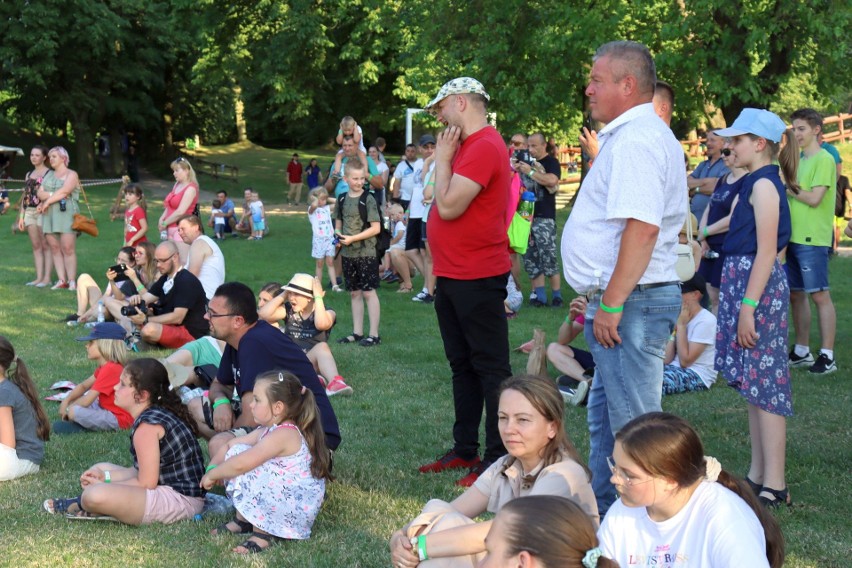 Rzesza turystów i mieszkańców w niedzielne popołudnie...