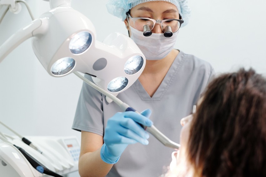 Przegląd dentystyczny to podstawowa wizyta u stomatologa,...