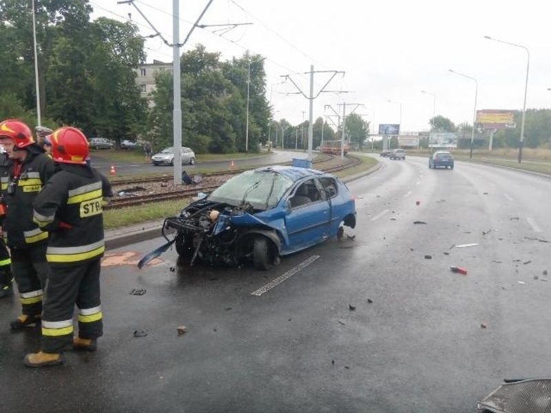 Peugeot dachował na alei Włókniarzy.