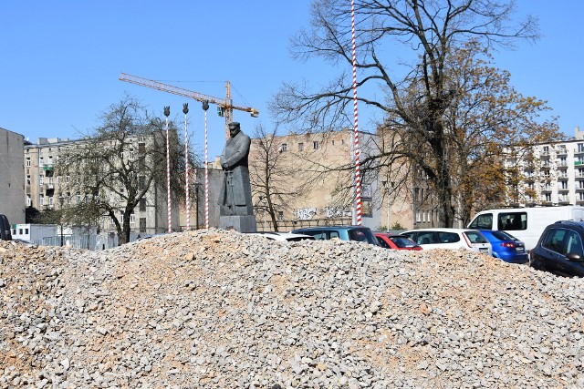 Na ulicy Traugutta zakończyło się usuwanie kolizji z instalacjami podziemnymi i wykonawca zaczął układać nawierzchnię. Ma zakończyć prace w lipcu. Czy zdąży?CZYTAJ DALEJ NA NASTĘPNYM SLAJDZIE