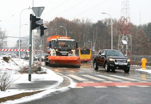 Sypnęło śniegiem we Wrocławiu. Drogowcy byli przygotowani, główne jezdnie pozostały "czarne"