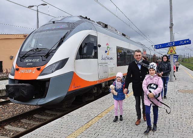 Wicemarszałek Jan Maćkowiak z córkami Julią i Marysią na peronie w Sandomierzu.