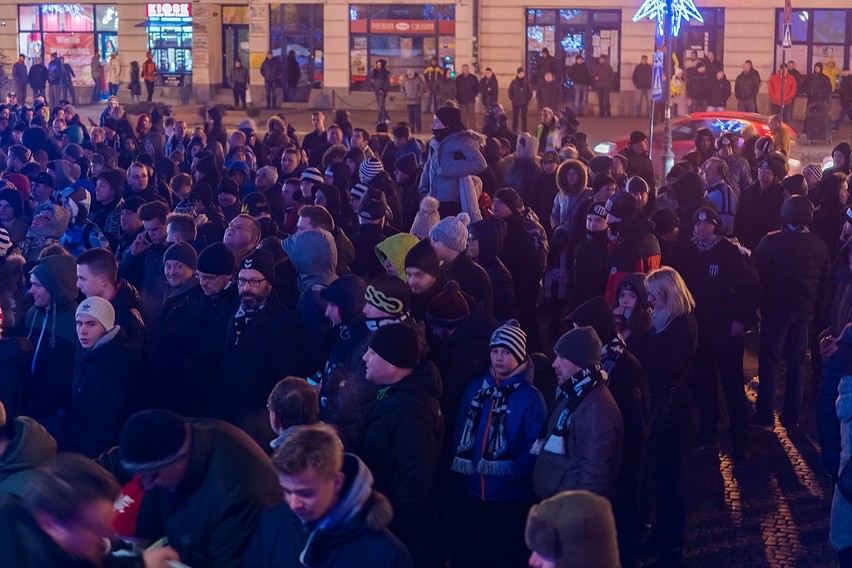 Kibice Sandecji Nowy Sącz chcą nowoczesnego stadionu i manifestowali przed sądeckim ratuszem [ZDJĘCIA, WIDEO]