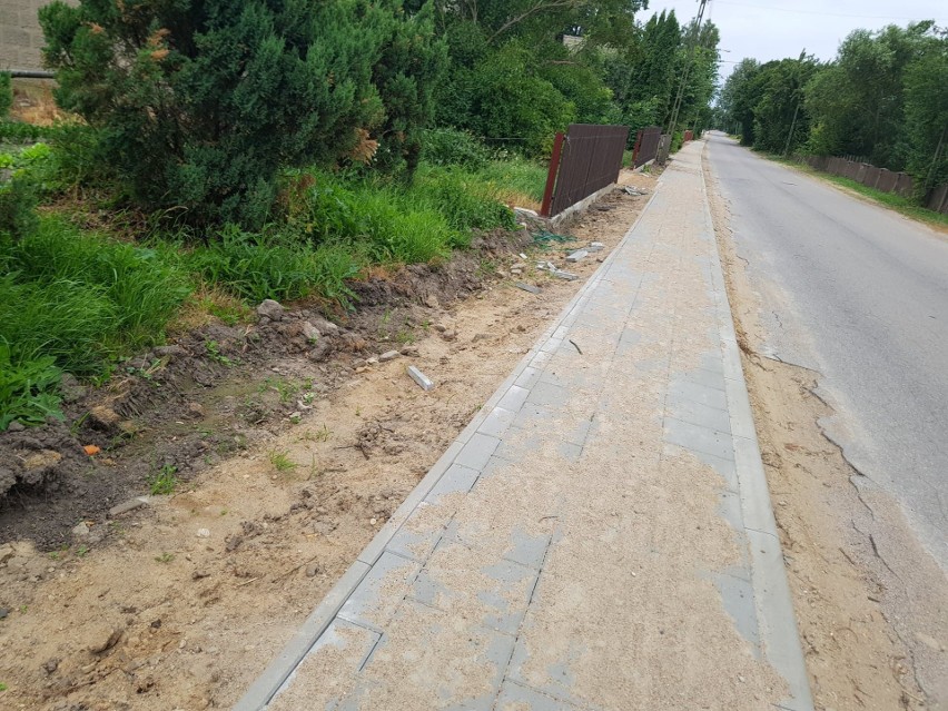 Gmina Jasionówka. Trwa budowa drogi, nowy chodnik budzi wielkie emocje. "Tędy nie da się normalnie przejść" (zdjęcia)