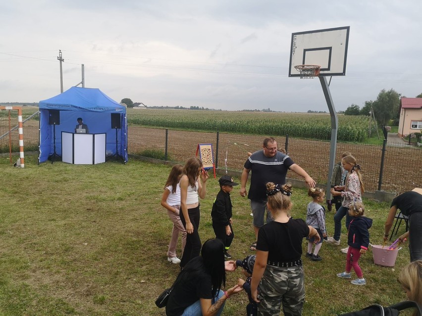 Rodzinny piknik w Rżuchowie w gminie Sadowie. Mieszkańcy bawili się znakomicie. Zobaczcie zdjęcia