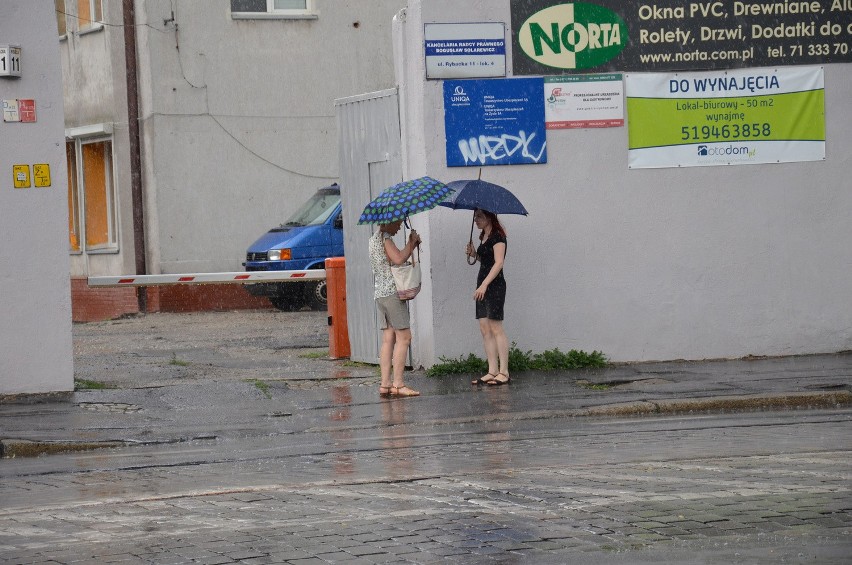 Meteorolodzy ostrzegają przed burzami z gradem. We Wrocławiu już pada (GDZIE JEST BURZA, RADAR)