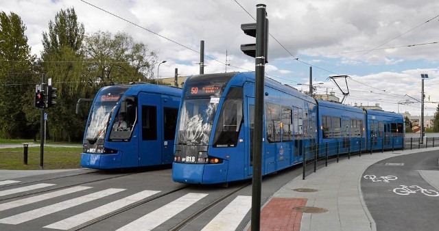 Tramwaje zjeżdżające z estakady hamują i zakręcają, co powoduje przeraźliwe piski