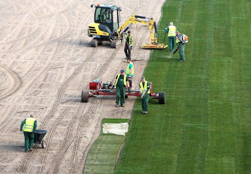 Nowa trawa rozkładana jest już na stadionie Pogoni Szczecin