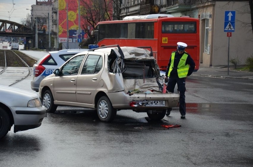 Wrocław: Wypadek na Grabiszyńskiej. Ciężarówka uderzyła w samochód osobowy (ZDJĘCIA)