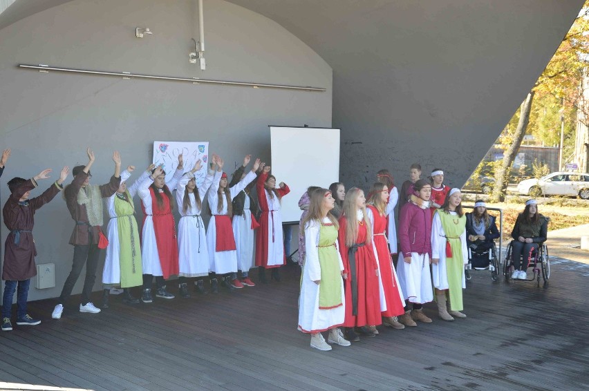 Zakopane. Młodzi Polacy i Ukraińcy szyli stroje słowiańskie [ZDJĘCIA]