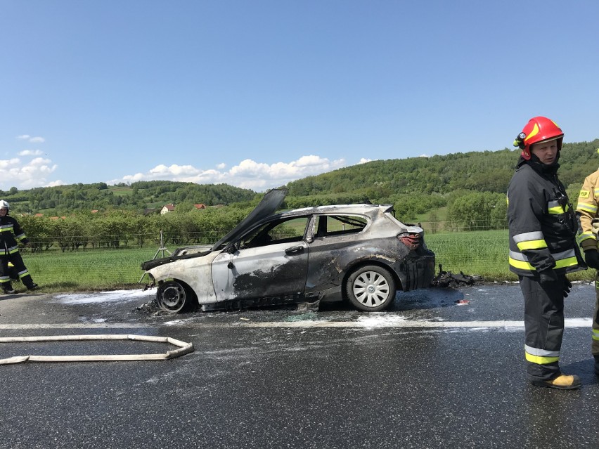 Pożar samochodu na autostradzie A4. Kierowcy stoją w korku