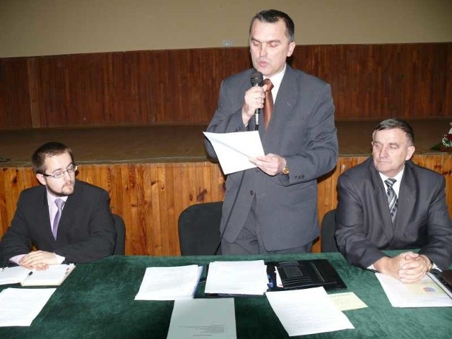 Nowym przewodniczącym Rady Powiatu został Jarosław Ratusznik (w środku). Jego zastępcami są: Rafał Pacanowski (z lewej) i Jerzy Bała &#8211; były szef rady dwóch kadencji.