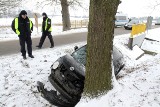 Wypadek na Rdestowej. VW wpadł do rowu