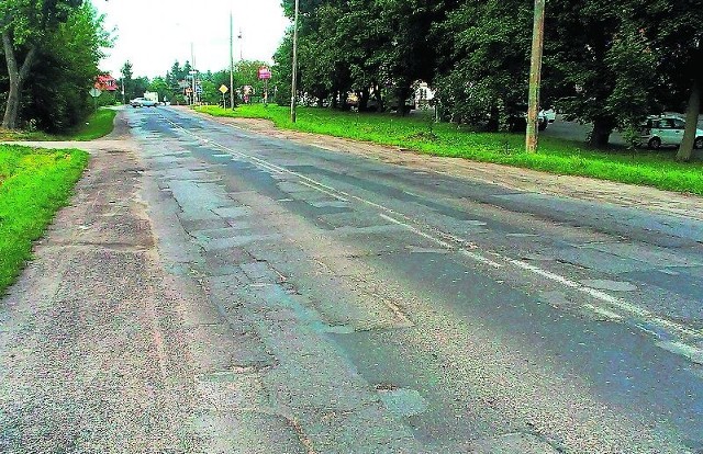 Nawierzchnia ulicy Lubelskiej w Sandomierzu jest w fatalnym stanie. Problemem dla mieszkańców jest także brak chodników.