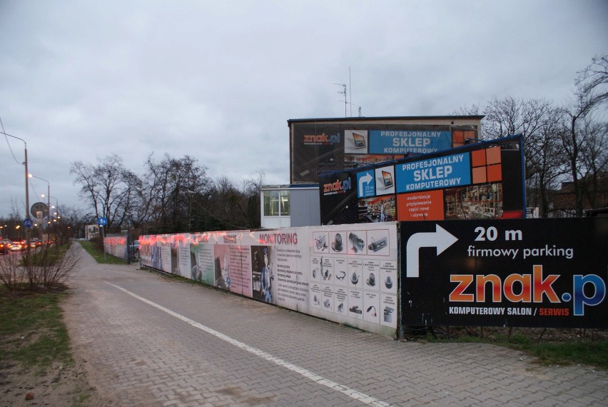 Poznań: Zdjęto nielegalne reklamy przy ulicy Jana Pawła II
