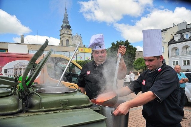 W niedzielę na tarnobrzeskim Placu Bartosza Głowackiego z okazji 420-lecia miasta ugotowano 420 litrów zupy pomidorowej. Popularną pomidorówkę przygotowali kucharze pod czujnym Pawła Sabali (z prawej), szefa kuchni Dworu Dwikozy.